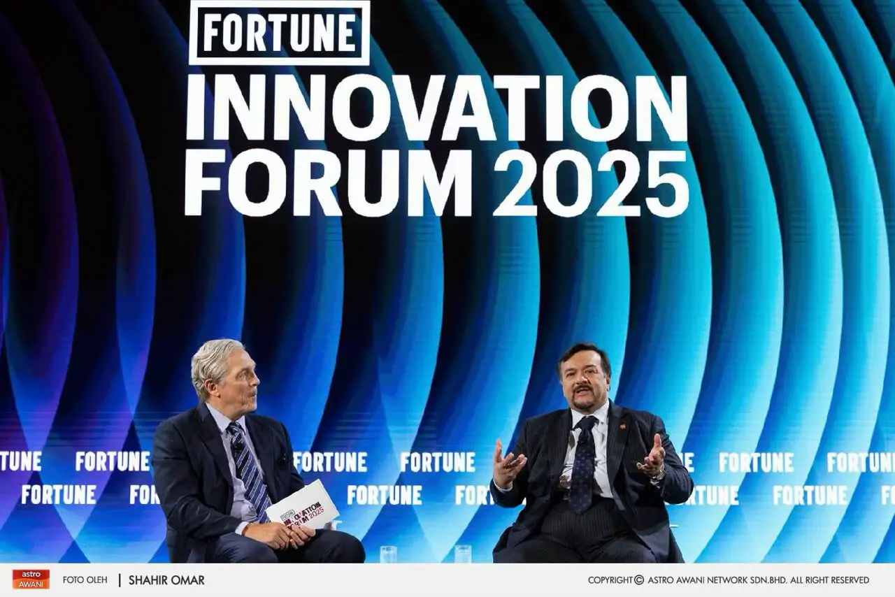 Pengurangan tarif Amerika Syarikat (AS) kepada 19 peratus membuka ruang besar untuk Malaysia mengukuhkan kedudukannya dalam rantaian bekalan global, khususnya sektor elektrik dan elektronik (E&E) serta semikonduktor. Menurut Menteri Kewangan II, Datuk Seri Amir Hamzah Azizan, kedudukan Malaysia di bahagian tengah rantaian nilai menjadikan negara ini bukan ancaman kepada agenda AS untuk membawa pulang industri bernilai tinggi ke negara itu. Sumber: Astro AWANI/ Shahir Omar #AWANInews