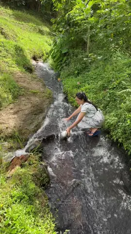 Ngisikan hela beas dina curug baraya #gadisdesa #rismanirmalasari #suasanapedesaan #gadiscantik #suasanakampung 