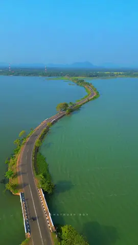කුරුලු ඇසින් පමණක් දකින්න පුලුවන් ශ්‍රි ලංකාවේ සුන්දරත්වය 🥹🌿 #nature #road #weeravila #droneshot  #lake