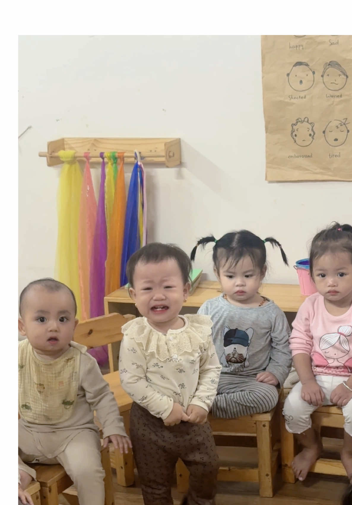 Lâu lắm rùi mới có video đón em đi học về 🥰 nay các bạn đều mặc áo trắng hoạ tiết giống nhau nhìn mãi mới ra ẻm 😄, bạn nhìn thấy mẹ trước muốn bảo mà chưa biết nói đành ra kéo ẻm như đánh ghen :))