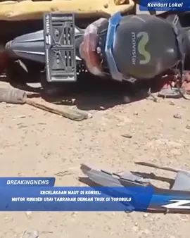 Kecelakaan lalu lintas kembali terjadi di Kabupaten Konawe Selatan (Konsel), Sulawesi Tenggara, tepatnya di Desa Torobulu, Kecamatan Konda, pada Senin (17/11/2025). ‎ ‎Insiden tersebut melibatkan sepeda motor Yamaha Jupiter dan sebuah truk. Dalam rekaman video yang beredar, motor tampak ringsek parah usai terjadi benturan keras, sementara truk hanya mengalami kerusakan di bagian samping. ‎ ‎Hingga kini, penyebab pasti kecelakaan belum diketahui. Kondisi pengendara motor juga masih belum dipastikan, karena pihak berwenang masih melakukan pemeriksaan di lokasi kejadian. ‎ #konsel #video #viraltiktok #sulawesitenggara #fyppppppppppppppppppppppp 