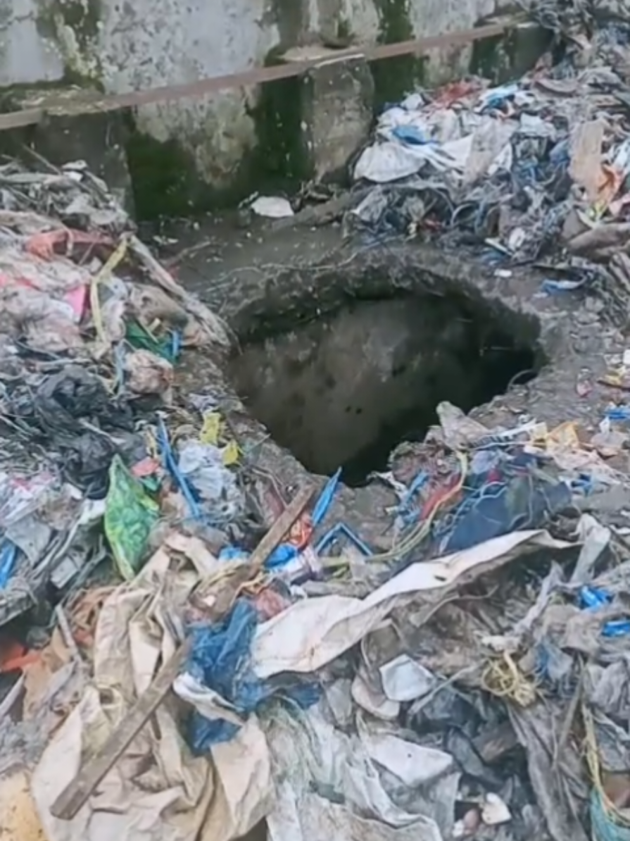 Luar Biasa Tumpukan Sampahnya Hari ini, mendapat kiriman video dari salah seorang warga, tumpukan sampah yang berasal dari saluran drainase di Kelurahan Sukaraja.  Kasihan keluarga kita, harus menerima dampak dari kebiasaan tidak baik oknum yang membuang sampah ke saluran drainase. Hari ini, pemerintah membangun salurah drainase, di mana anggarannya bersumber dari pajak masyarakat. Untuk mengantisipasi terjadinya banjir. Tetapi, drainase yang baik, besar, tidak berarti apa-apa, tak akan berfungsi dengan baik, kalau tidak ada kesadaran masyarakat untuk tidak membuang sampah ke sembarang tempat atau saluran drainase.  Mari bersama-sama jika jaga lingkungan kita, membuang sampah pada tempat yang sudah disediakan.  #rejanglebong #fikricentre 