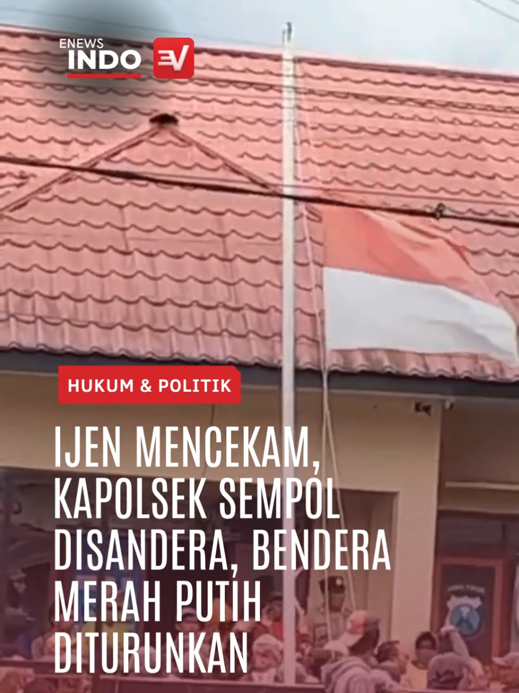 JEMBER, – Suasana Kecamatan Ijen, Kabupaten Bondowoso, mendadak memanas pada Senin (17/11/2025). Ketegangan pecah ketika ratusan warga Desa Kali Gedang menyandera Kapolsek Ijen Sempol, AKP Hendri. Peristiwa tak biasa itu mencerminkan akumulasi kegelisahan warga yang merasa kehilangan rasa aman dan menuntut kepastian hukum atas hilangnya salah seorang warga mereka bernama Sahrul. Menurut penuturan sejumlah warga, keresahan bermula ketika Sahrul dan istrinya sedang berada di ladang. Tiba-tiba sebuah mobil yang ditumpangi orang tidak dikenal mendekati mereka. Diduga, orang tersebut kemudian membawa Sahrul ke arah Banyuwangi. Sang istri, yang menyaksikan langsung kejadian itu, menangis histeris dan berlari meminta pertolongan warga.  Kabar hilangnya Sahrul dengan cepat menyebar ke seluruh penjuru desa. Dalam waktu singkat, warga Kali Gedang berkumpul dan memutuskan untuk mendatangi Polsek Ijen guna meminta klarifikasi dan pertanggungjawaban aparat hukum. Namun situasi berubah tegang ketika warga merasa tidak mendapatkan jawaban yang mereka harapkan.  Terlihat di sebuah video yang beredar luas di media sosial memperlihatkan ratusan warga menyerbu Polsek Ijen. Dalam rekaman itu tampak warga berteriak-teriak, mendorong pagar, serta menurunkan Bendera Merah Putih, lalu menggiring AKP Hendri keluar dari area kantor polsek. Selengkapnya di enewsindo.co.id #enewsindohadir Faktual, Terpercaya, Berimbang #fyp #beritajember #bondowoso #kapolsekdisandera 