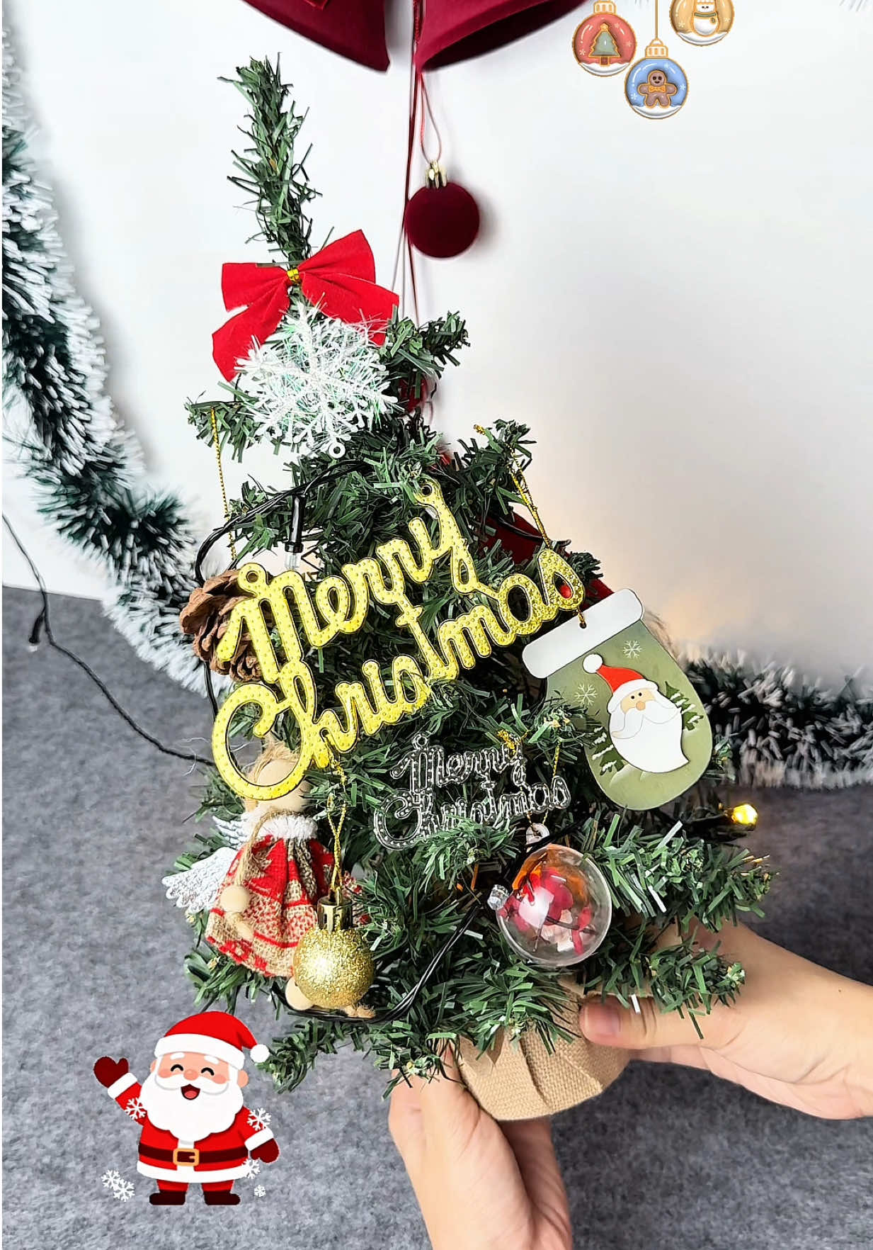 Cây thông Noel mini để bàn đẹp lung linh luôn mấy bà ơi 🎄🎅 #caythongnoel #merrychristmas #noel #trangtrinoel#giangsinh  @𝗕𝗲́ 𝗧𝗵𝘂́𝗶 𝗥𝗶̀ 𝗩𝗶𝘂🍒  @𝗕𝗲́ 𝗧𝗵𝘂́𝗶 𝗥𝗶̀ 𝗩𝗶𝘂🍒  @𝗕𝗲́ 𝗧𝗵𝘂́𝗶 𝗥𝗶̀ 𝗩𝗶𝘂🍒 