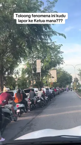 Lapor Ke Ketua mana yaaa??? Fenomena Antri Pertalite di Sungailiat.. Pertamax kosong Definisi ade duit saro beli BBM 😅 Ga bisa gaya elite, karena BBM lagi sulit… #BBMlangka #FenomenaSungailiat #Viralkan #SungailiatViral