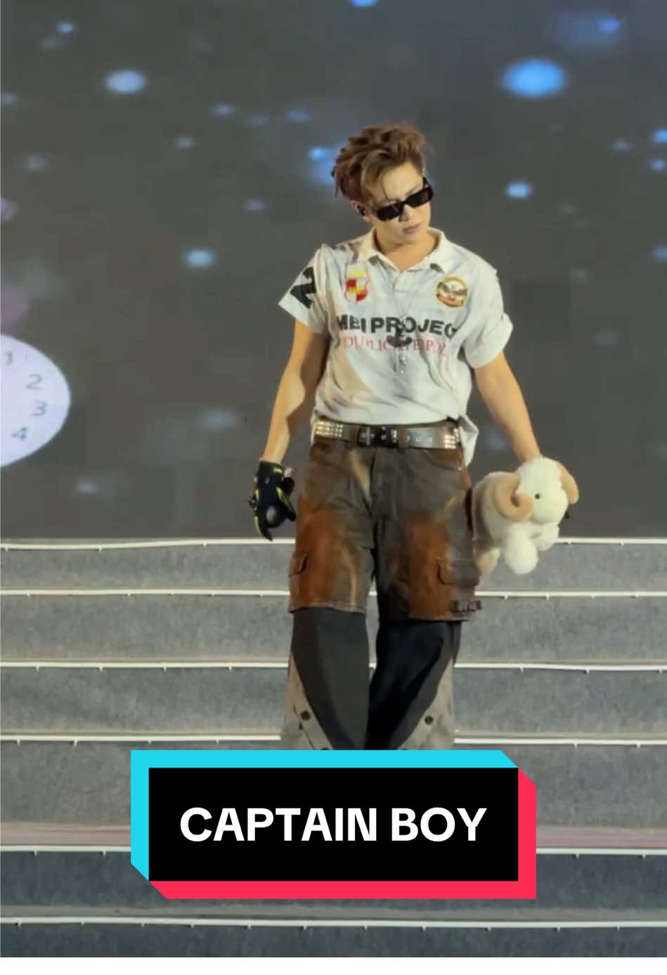 CAPTAIN BOY live và trình diễn bài hát mới 