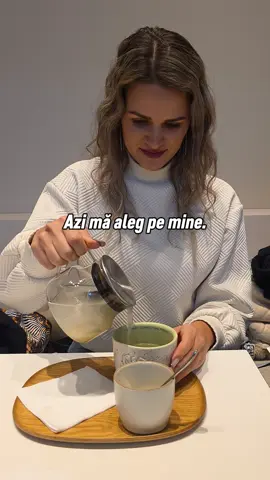 Hei, dragilor Azi ar fi trebuit să fim împreună în LIVE… dar corpul meu mi-a spus un lucru simplu și sincer: oprește-te. Așa că live-ul de azi va fi reprogramat pentru luni, 24 noiembrie. Dacă e ceva ce am învățat în weekend, la Never Work Again, e că nu putem construi nimic autentic dacă ignorăm cine suntem în interior. 𝗜𝗮𝗿 𝗮𝘇𝗶, 𝗮𝗱𝗲𝘃ă𝗿𝘂𝗹 𝗺𝗲𝘂 𝗲𝘀𝘁𝗲 ă𝘀𝘁𝗮: 𝗰𝗼𝗿𝗽𝘂𝗹 𝗮𝗿𝗲 𝗻𝗲𝘃𝗼𝗶𝗲 𝗱𝗲 𝗽𝗮𝘂𝘇ă. Ne vedem săptămâna viitoare, cu voce, cu energie și cu tot ce am adunat din experiența mea de weekend. Mulțumesc pentru înțelegere și pentru prezența voastră blândă. 🤍