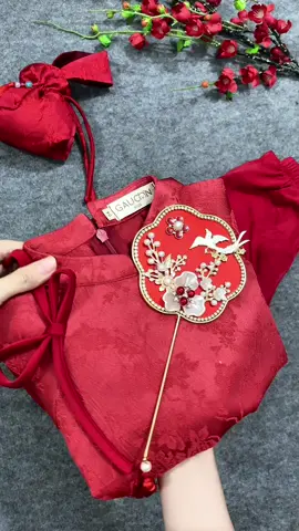 Set áo dài gấm phối tay lông vũ cho bé #thoitrangchobe #xuhuong #dochobegai #aodai #aodaichobe 