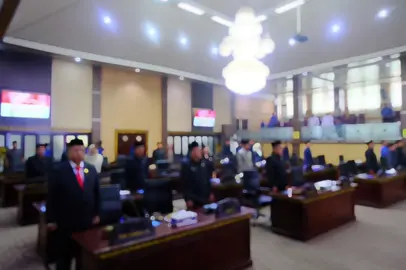 Bupati dan Wakil Bupati Muba Hadiri Rapat Paripurna, Dengarkan Pemandangan Umum Fraksi DPRD Muba Lengkap, Tujuh Fraksi DPRD Muba Sampaikan Pandangannya tentang APBD (R-APBD) 2026 Harapkan Setiap OPD Terkait dapat Bekerjasama dengan Baik SEKAYU- Bupati Musi Banyuasin H. M. Toha Tohet, S.H bersama dengan Wakil Bupati Muba Kyai Abdur Rohman Husen, menghadiri Rapat Paripurna Masa Persidangan I Rapat ke-25 Dalam Rangka Pemandangan Umum Fraksi - Fraksi DPRD Kabupaten Muba, Terhadap Penyampaian Penjelasan Raperda Tentang APBD (R-APBD) Kabupaten Muba Tahun Anggaran 2026. Rapat berlangsung di Ruang Rapat Paripurna DPRD Muba dipimpin  oleh Ketua DPRD Muba Afitni Junaidi Gumay SE didampingi Wakil Ketua I DPRD Irwin Zulyani, Wakil Ketua II DPRD Muba H Ahmadi, Wakil Ketua III DPRD Muba Edi Pramono, Senin (17/11/2025). Rapat Paripurna juga dihadiri Anggota DPRD Muba, Forkopimda, Pj Sekda Muba Drs Syafaruddin MSi, para Asisten Setda Muba, para Staf Ahli Bupati berserta Kepala Perangkat Daerah Muba. Dalam statement nya, Ketua DPRD Muba Afitni Junaidi Gumay SE menyampaikan bahwa, Penyampaian Penjelasan Raperda Tentang APBD (R-APBD) Kabupaten Muba Tahun Anggaran 2026 telah disampaikan kepada DPRD dalam rapat paripurna, oleh karena itu selanjutnya telah dilakukan pembahasan oleh DPRD. 