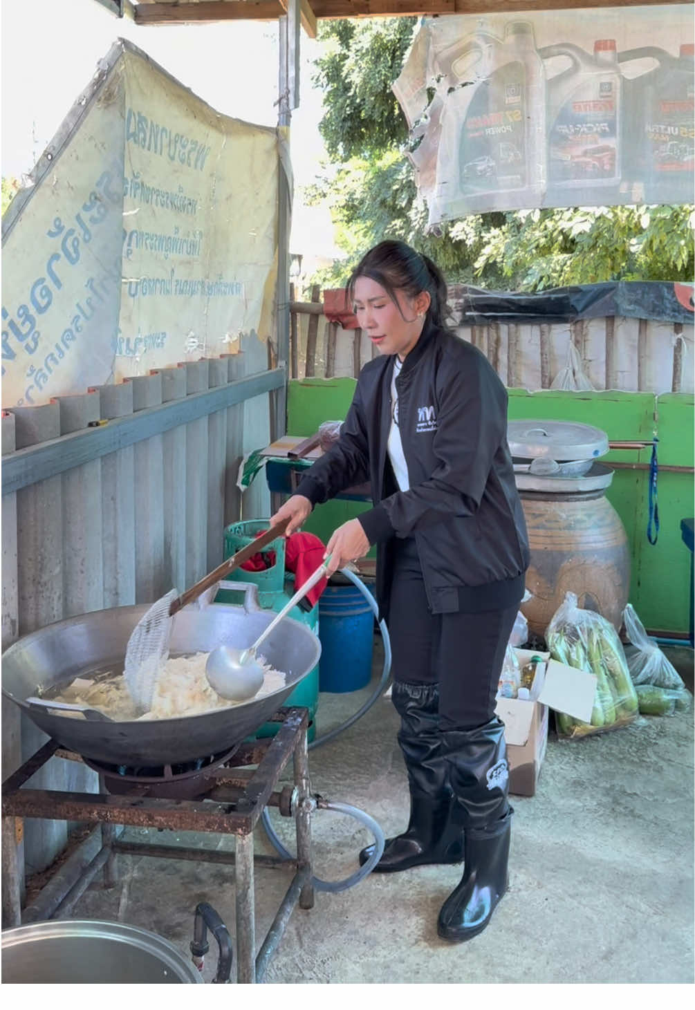 #น้ำใจไทยยิ่งใหญ่เสมอ ✨ ก่อนไปช่วยเหลือ #ผู้ประสบอุทกภัย ที่อื่นกันต่อ แวะมาสนุนสนับน้ำดื่ม #ด้วยรักและห่วงใย จาก #สสเพ็ญชิสา และสนับสนุนอาหารกล่อง #ผู้ประสบภัยน้ำท่วม ใน #ป่าโมก #อ่างทอง ที่จุดหน้าร้าน #เค้กบ้านสวน ตรงข้ามกับ #โรงพยาบาลป่าโมก  #dnaไทยรักไทย #สสพี่เพ็ญ #สสหญิงคนแรกของจังหวัดอ่างทอง #มาดามชิ #ตุ้มณษกร #อ่างทองเขต1 #น้ำท่วม68 #น้ำท่วมอ่างทอง #น้ำท่วมป่าโมก #สะพานป่าโมก #แม่น้ำเจ้าพระยา #เอาขึ้นหน้าฟีดที #เปิดการมองเห็น #อย่าปิดการมองเห็น #CapCut 