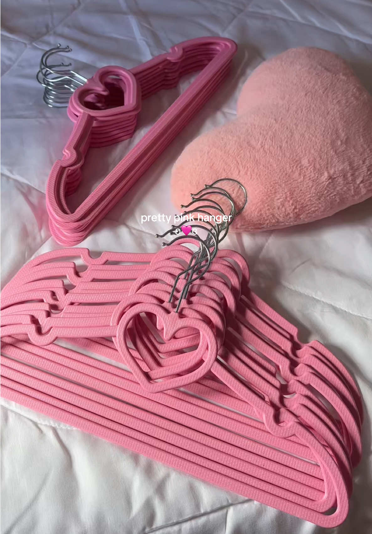 Replying to @˚⋆𐙚｡chꫀllꫀ𖦹.ᡣ𐭩˚❤︎ when everthing is pink pati ang hanger super kikay na din 💕 #nonsliphanger #durablehanger #clotheshanger #hanger #pinkhanger