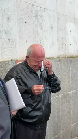 El padre de Alicia Rodríguez, Santiago, se derrumba en su llegada al Palacio de Justicia de Huelva. El juicio comenzará mañana #Huelva #tribunales #aliciarodriguez #sucesos 