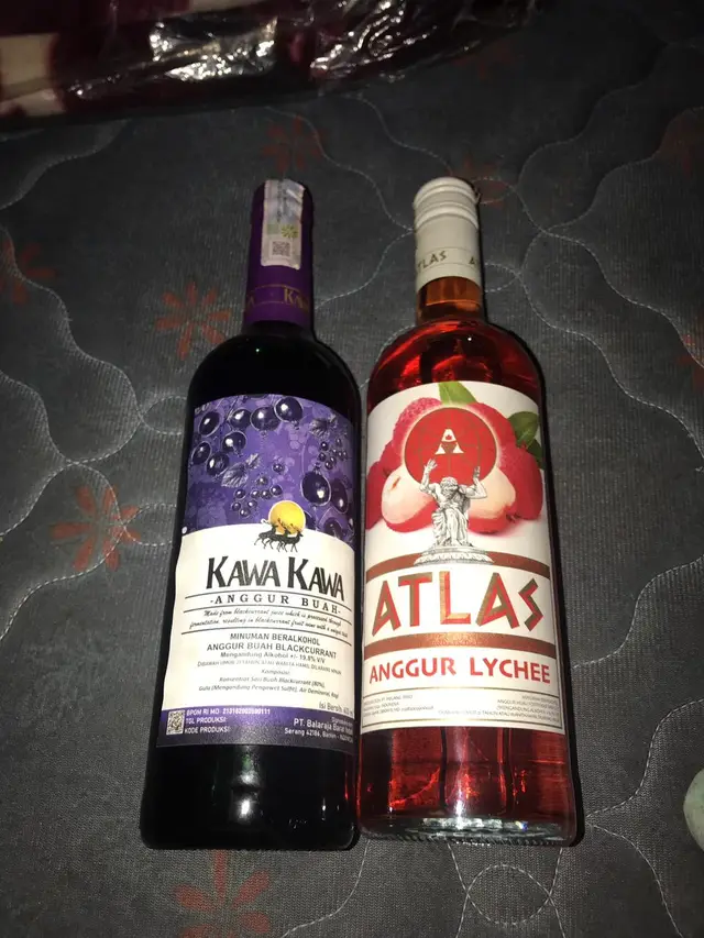 Cara membuat Martabak Bahan   • 250 gram tepung terigu protein sedang   • 1 butir telur   • 200-250 ml air   • 1/2 sdt garam   • 1/2 sdt baking powder   • 1/4 sdt baking soda   • 2 sdm gula pasir   • Margarin untuk olesan   Langkah Pembuatan   1. Campur bahan kering:   Aduk tepung terigu, garam, baking powder, dan gula hingga rata.        2. Tambahkan bahan cair:   Masukkan telur dan air sedikit demi sedikit sambil diaduk hingga adonan halus tanpa gumpalan.      3. Diamkan adonan:   Tutup wadah dengan kain bersih dan diamkan selama 30-60 menit agar adonan bersarang sempurna.        4. Panaskan teflon:   Gunakan api sedang dan pastikan teflon benar-benar panas sebelum menuang adonan.        5. Masak martabak:   Tuang adonan ke teflon, tunggu hingga muncul gelembung-gelembung kecil, taburi gula pasir, kecilkan api, lalu tutup teflon hingga matang.        6. Tambahkan topping:   Olesi martabak dengan margarin dan tambahkan topping sesuai selera seperti keju, meses, atau kacang