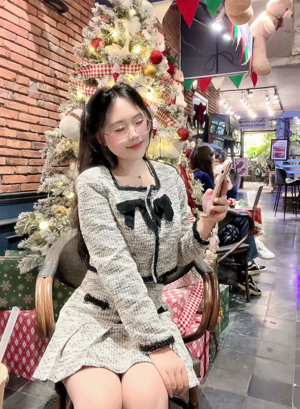 Ông nói: “Thôn Đoài ngồi nhớ thôn Đông, Một người chín nhớ mười mong một người. Gió mưa là bệnh của giời, Tương tư là bệnh của tôi yêu nàng.” #fyp #xuhuong #xh #tiktok #giangsinh 