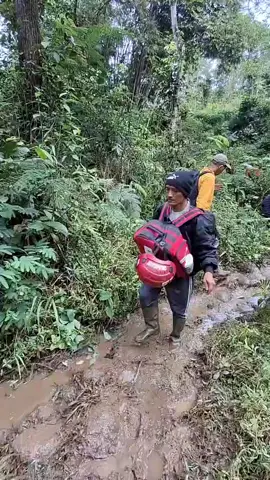 Tetap Semangat, TNI akan selalu Hadir untuk Rakyat proses evakuasi warga yang mengungsi di Ketinggian.#kodim banjarnegara #kodam4diponegoro #korem071wijayakusuma #tniad #banjarnegara 
