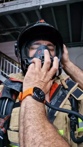 Um fim de semana histórico no Quartel Central do CBMERJ! Pela primeira vez, o Rio de Janeiro recebeu a competição Bombeiro de Aço, reunindo mais de 60 bombeiros militares do nosso estado e de diversas regiões do país em um desafio de alto desempenho físico e técnico. Força, velocidade, resistência e trabalho em equipe marcaram as provas que simulam situações reais de emergência — da subida de torre ao resgate de vítima.  Um evento que valoriza a profissão, reforça a capacidade operacional dos nossos militares e aproxima ainda mais a sociedade do trabalho que realizamos todos os dias. #BombeiroDeAço #CBMERJ #DefesaCivilRJ #CorpoDeBombeiros #ForçaEHabilidade 