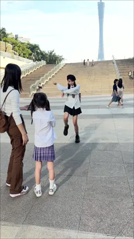 偶遇唐瑜熙姐妹在拍摄舞蹈。I happened to meet the Tang Yuxi sisters filming the dance.