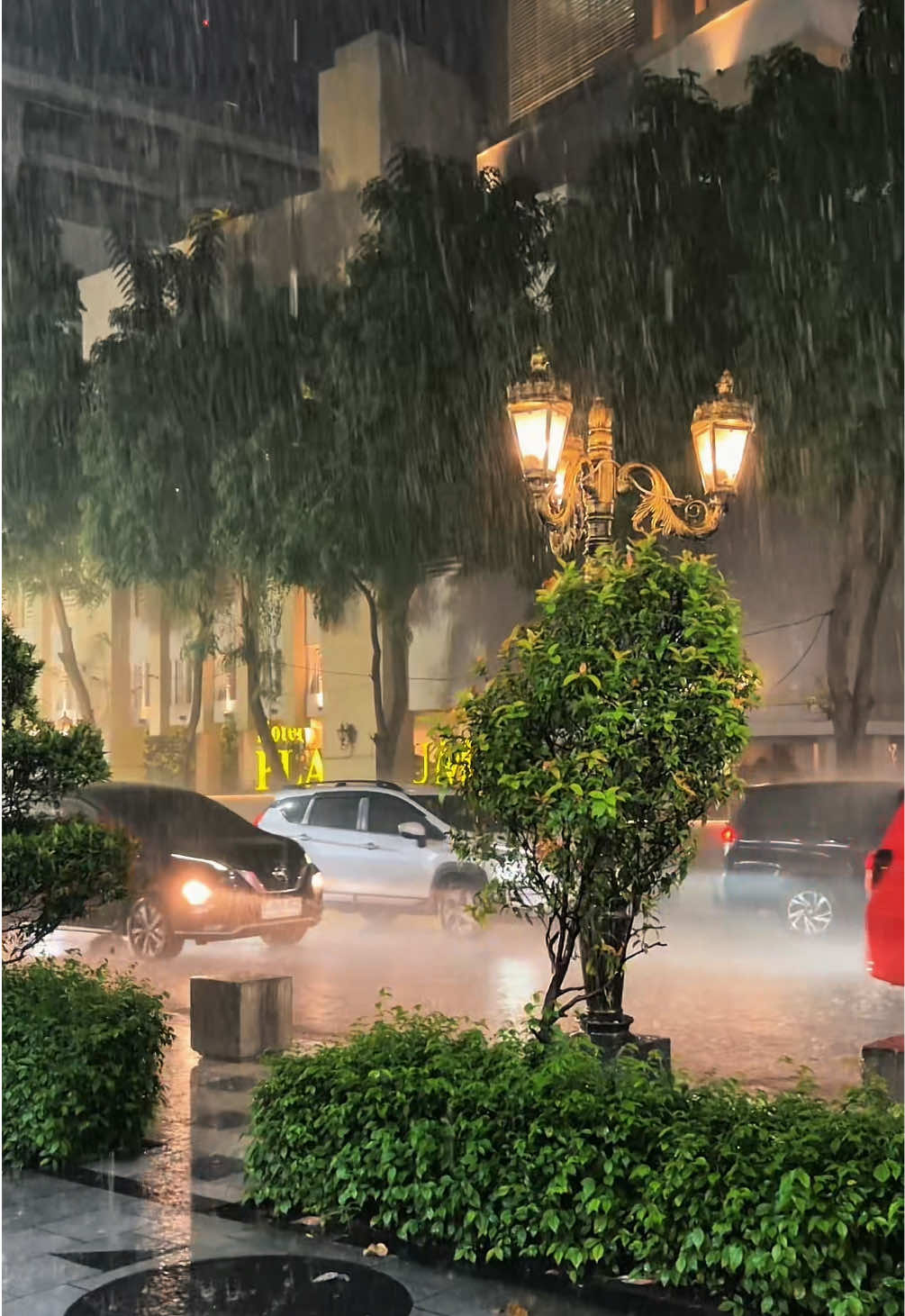 Jalan tunjungan + hujan🥹 = ….. #fyp #jalantunjungan #hujan #surabayahujan #surabaya 