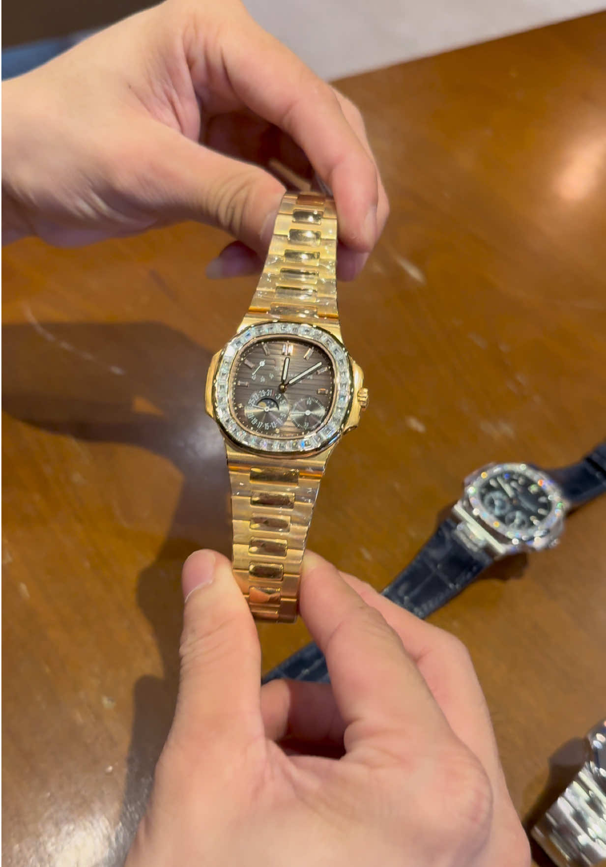 Chiếc 5724 Vàng Hồng chiếu quá 😍 Anh trai nào sẽ là người sở hữu #phanhungluxury #donghonam #trangsuc #fyp #donghobocvang 