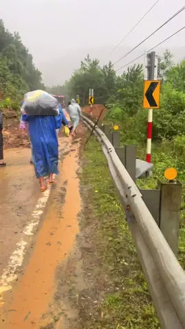 Bị kẹt đoạn Phước Sơn khâm đức từ 2h sáng tới 5 6 H chưa thông được anh em có ý định đi Đà Nẵng theo quốc lộ 24 thì ở lại dưới Kon Tum đi nhé ☺️#xuhuong #xuhuongtiktok #viral #xuhuong #quangnam92 