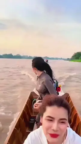 cơn gió xuân nhẹ bay.