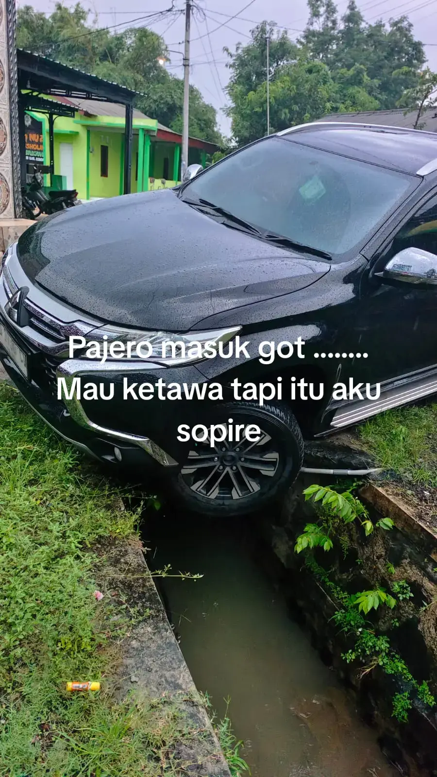 Pajero masuk got
