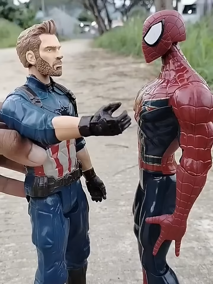 Spiderman And Capten Amerika Its You #marveltoys #superhero #hulk