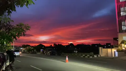 Adu Sunset Purwokerto kemarin dong ges 😂🤭 Btw soundnya vibes ramadhan bgt g si 🥹 #purwokerto #sunset #menaraterataipurwokerto #fyp 