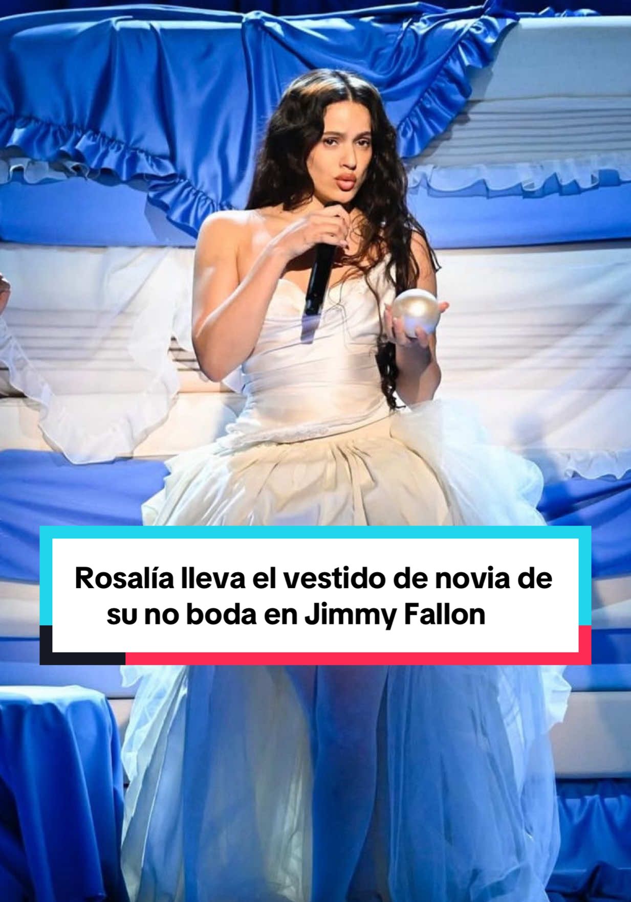 Nadie como Rosalía para crear narrativas 👸🏻 La artista ha llevado el vestido de novia de Vivienne Westwood que iba a llevar en su boda para cantar La Perla en Jimmy Fallon 🙌🏼 #rosalia #laperla #rosalialaperla #rosalialux #jimmyfallon 