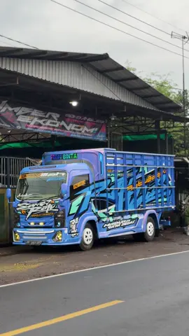 Ratu Balqies from Sumenep, Madura. Project yang dikerjakan bak merbau rangka press, stiker, variasi style jb5, interior kabin, lighting dll #sumberekonomi_malang #sumberekonomikaroseri #sumberekonomi  #truck #trucks        