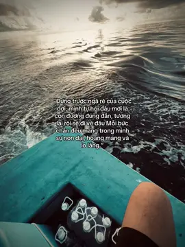 “站在人生的十字路口，我不知道哪条路才是正确的，未来会通向何方。每一步都夹杂着天真、迷茫和焦虑。”#tanh08_ #tamtrang #story #sttdoi 