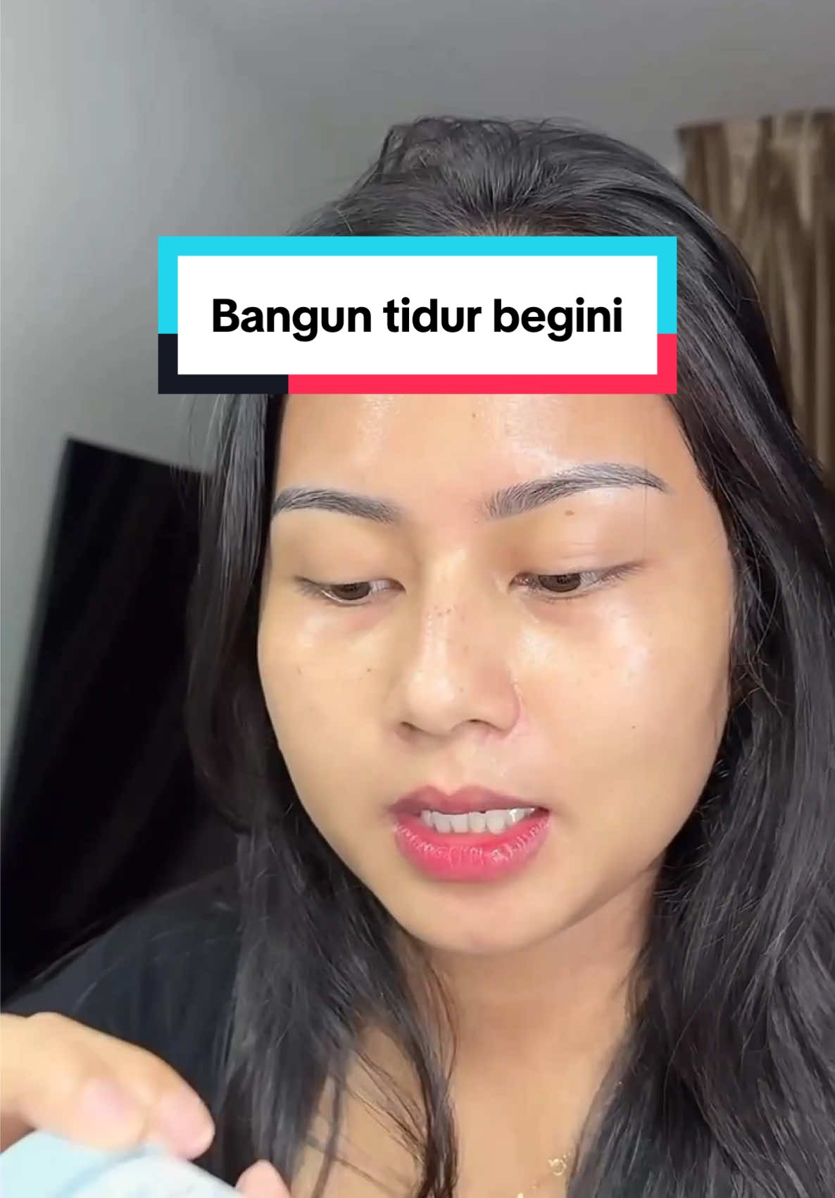 Muka bangun tidur mulus sih ini, masih agak trauma pas muka merah merah semua🥲 cuma bisa pake moist skintific 