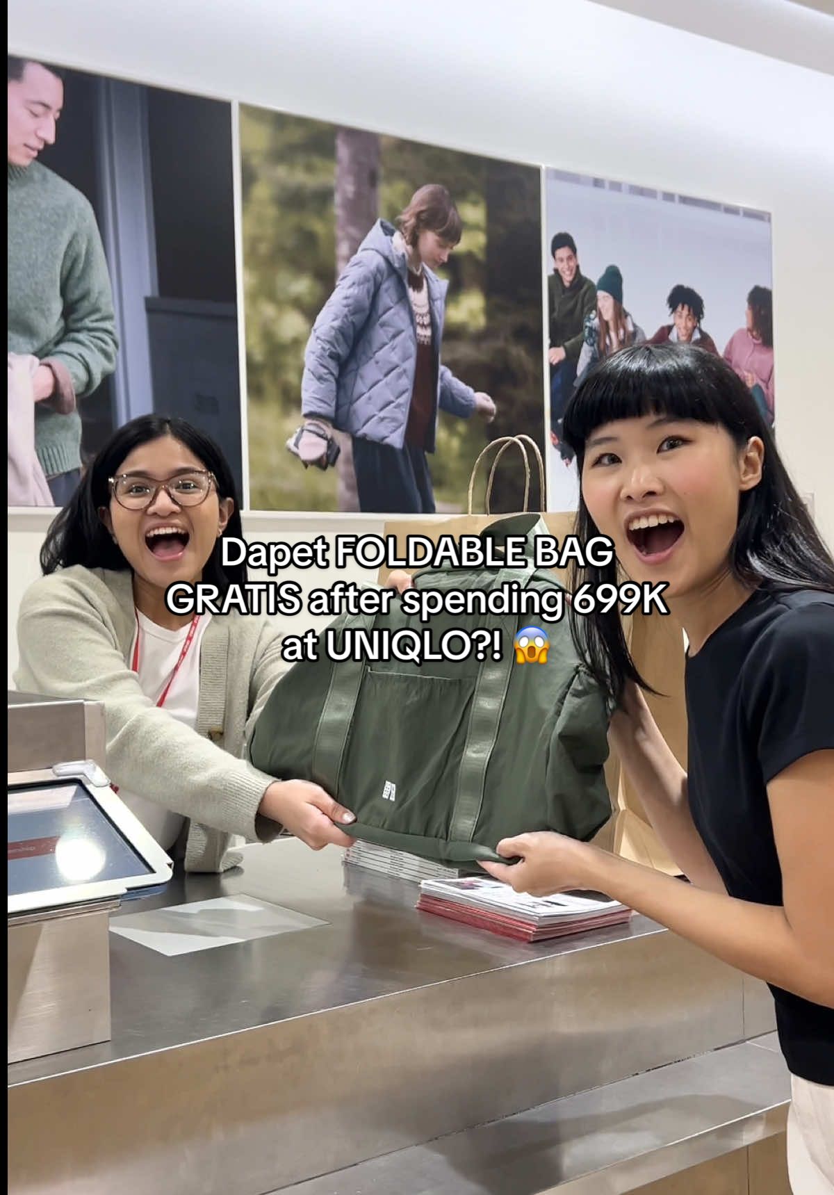 STOP! if you see, this is your sign!  UNIQLO BAGI-BAGI foldable bag GRATIS mulai 21-23 November, with min spend 699k. Get prepared & claim yours 🛍️👌🤩 #promo #dufflebag #UNIQLO #UniqloIndonesia  