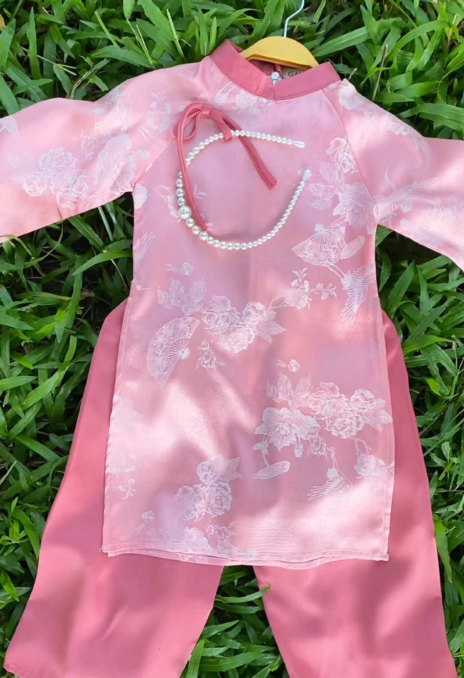 Áo dài đính nơ chất liệu lụa ngọc trai cao cấp.  #mekenkids #aodaitet2026 #tet2026 #aodaibegai 