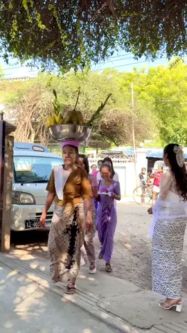 10နှစ်နဲ့5လချစ်ခဲ့ပြီးနောက် ငွေသားကျပ်သိန်း၁၅၀၊အိမ်ဝိုင်း၁ဝိုင်း၊လယ်၂ဧက စိန်လက်စွပ်၁ကွင်း၊click 21တစ်စီးတို့ဖြင့်လာရောက်တောင်းရမ်းပြီး ကောင်လေးမှအပိုင်သိမ်းသွားပါပြီရှင်🥰🤪#fyp #viral #tiktok #စေ့စပ်တောင်းရမ်းခြင်း @Min Khant Zaw 