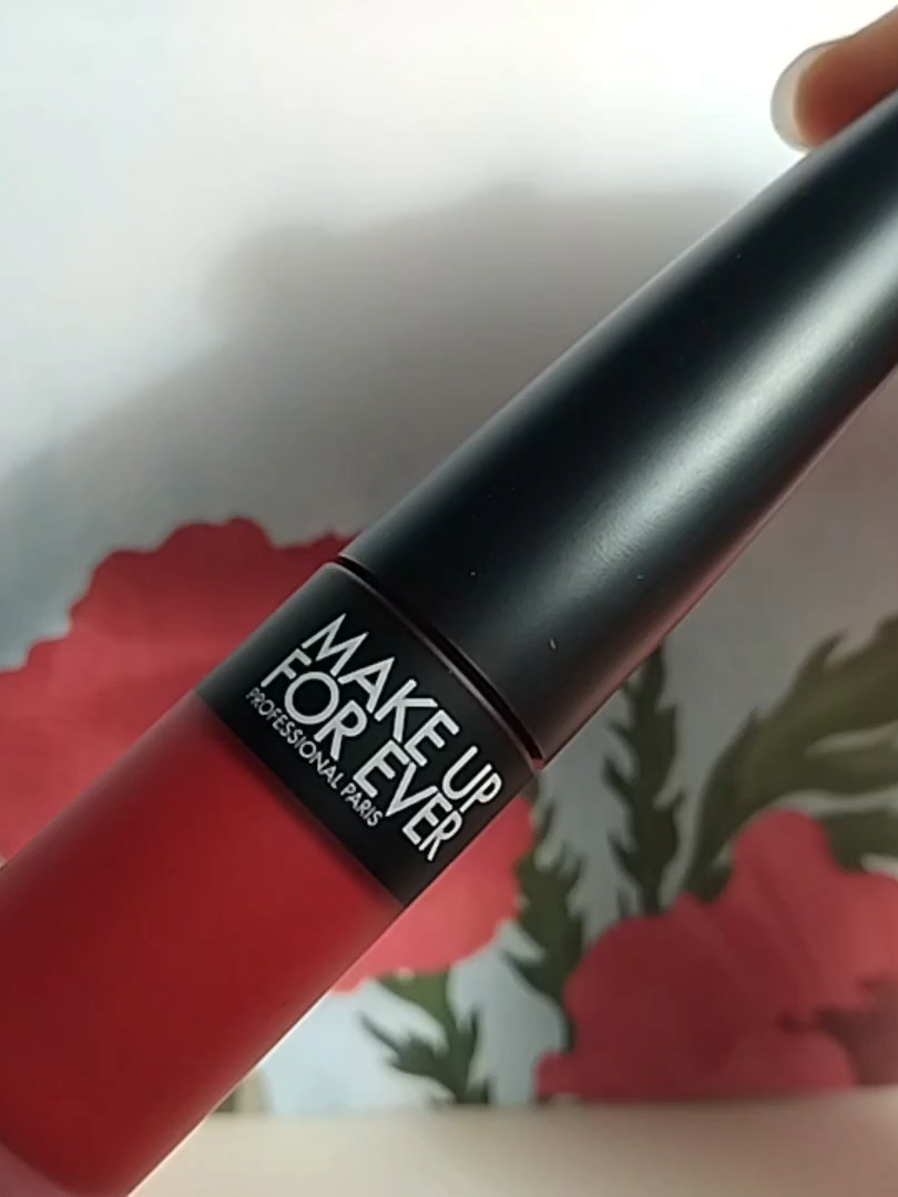 Hello les beautés! 😍 Voici le Rouge Artist For Ever Matte @makeupforever 💋 Le 438 Rouge Coquelicot 💄Très pigmenté 💄 Fini mat 💄 Tenue 24 heures 👉👉Mon avis👈👈 J'adore ce rouge à lèvres 😍❤️, j'adore la teinte, la marque, je suis FAN!!! ❤️ Très longue tenue : il tient toute la journée sans retouches 😮 Ne déshydrate pas les lèvres Effet lissant confortable Applicateur biseauté précis Sans transfert C'est une PERLE! Il est unique! Si comme moi, vous adorez le rouge, n'hésitez pas une seule seconde les filles! ❤️❤️❤️ #makeupforever #makeupforeverofficial #rougeartistforevermatte #rougeartist #rougecoquelicot #redpoppy #rougemat #lipstik #rougealevres #lovemakeup