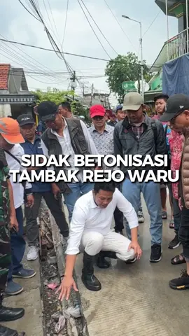 Saat meninjau pekerjaan beton di Ruas Jalan Tambakrejo Waru, saya melihat ketidaksesuaian di beberapa bagian, Perbedaan ketinggian antara tengah dan pinggir menunjukkan bahwa kualitas belum sepenuhnya terjaga, Ini tentu menjadi perhatian kita bersama. Saya meminta konsultan pengawas dan pelaksana untuk segera melakukan pembenahan sebelum kontrak berakhir, dan memastikan pengawasan diperketat, Pembangunan di Sidoarjo harus menghadirkan hasil yang rapi, aman, dan layak untuk masyarakat. Setiap detail adalah tanggung jawab kita, Mari jaga kualitas demi Sidoarjo yang lebih baik ✅💪🏻 #sidak #pengawasan #betonisasijalan #tambakrejowaru #cakband1 #pembangunsidoarjo #kawalbersama #sidoarjo #sidoarjobaik 