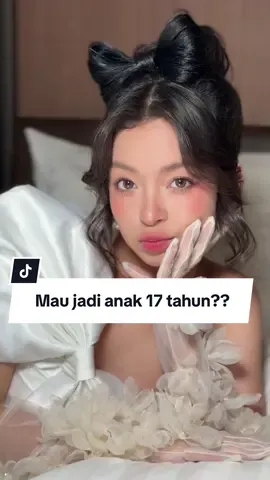 Ga nyangka org seimut @rirureee masih bisa lho request makeup bday seimut anak 17 tahun?!😭😭 tp pas bgt aku pengen cobain produk barunya timephoria, shock kechyl kok beand sw edgy doi ngeluarin produk imut ala korean makeup gini ya? Tp bagus🤣