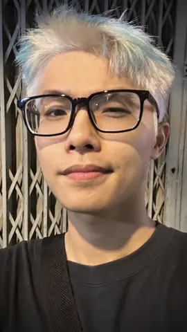 Thông tin tiểu sử của SGP Jiro Tên thật: Nguyễn Quốc Hận Tên thi đấu: Jiro Ngày sinh: 7 tháng 11 năm 2001 Quê quán: Sóc Trăng, Việt Nam Vị trí thi đấu: Đường Caesar (Top Lane) Đội tuyển hiện tại: Saigon Phantom (SGP) Tổng tiền thưởng ước tính: Khoảng 166.683 USD Tướng tủ: Ryoma, Riktor, Roxie, Qi Trong tiểu sử SGP Jiro, anh bắt đầu sự nghiệp thi đấu chuyên nghiệp vào đầu năm 2020 trong màu áo FAP Esports. Tại đây, anh nhanh chóng khẳng định tài năng ở vị trí đường Caesar, trở thành một trong những tuyển thủ trẻ triển vọng của Liên Quân Mobile Việt Nam. Sau hơn hai năm gắn bó, Jiro chuyển sang thi đấu cho Box Gaming vào tháng 3 năm 2022, tiếp tục tích lũy kinh nghiệm và trau dồi kỹ năng. Bước ngoặt lớn trong sự nghiệp của Jiro đến khi anh gia nhập Saigon Phantom vào tháng 7 năm 2022. Ngay trong mùa giải đầu tiên, Jiro cùng SGP giành chức vô địch Đấu Trường Danh Vọng mùa Đông 2022 sau chiến thắng kịch tính 4-3 trước V Gaming.  Tiếp đà thăng hoa, anh cùng đội tuyển tiếp tục thống trị các giải đấu quốc nội và quốc tế, đáng chú ý là chức vô địch Arena of Valor Premier League 2023 với chiến thắng 4-1 trước Bacon Time. Với kỹ năng cá nhân xuất sắc và lối chơi ổn định, Jiro đã trở thành trụ cột không thể thay thế trong đội hình Saigon Phantom.#sgpbang #laibang #fvp #sgpjiro 