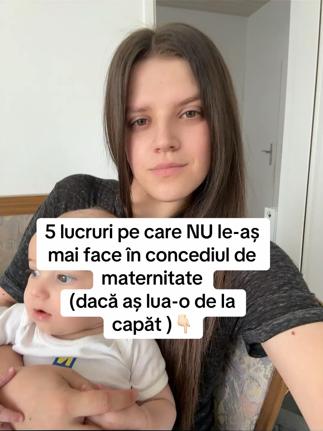 5 lucruri pe care nu le-aș face dacă aș fi din nou în concediul de maternitate în 2025! 1️⃣ Să pierd ore în șir pe telefon, uitându-mă la alte mame care își schimbau viața, în timp ce eu aveam impresia că nu mi se va potrivi niciodată nimic. 2️⃣ Să resping orice șansă doar pentru că nu mă simțeam pregătită sau pentru că mă gândeam că „nu e momentul potrivit”. Adevărul e că momentul potrivit nu vine niciodată singur. 3️⃣ Să amân planurile mele până după concediu. Trăiam cu ideea că abia după voi avea timp să mă ocup de un plan B. 4️⃣ Să uit că și eu contez, că pot învăța ceva nou, că pot construi o viață diferită fără să aleg între copil și visele mele. 5️⃣ Să mă bazez doar pe indemnizație, sperând că voi reuși să acopăr toate cheltuielile. Realitatea? Mereu trăiam cu sentimentul de „hai să mai treacă o săptămână până intră banii”. Și totuși… exact în perioada în care mă simțeam cel mai blocată, am reușit să fac peste 13.000 € chiar în concediul de creștere. Cu zero experiență. Fără urmăritori mulți. Fără să știu cu ce se mănâncă tot asta la început. Doar cu telefonul din mână și cu dorința sinceră de a schimba ceva pentru familia mea. Dacă m-aș întoarce în timp, mi-aș spune atât: „Nu trebuie să fii pregătită. Trebuie doar să începi.” Dacă vrei să vezi exact ce am făcut și cum poți începe și tu, scrie INFO în comentarii. Mi-ar fi plăcut enorm ca cineva să-mi explice și mie atunci când eram pierdută! #sidehustle #mamicipetiktok #romaniinstrainatate #romaniinuk #ugc