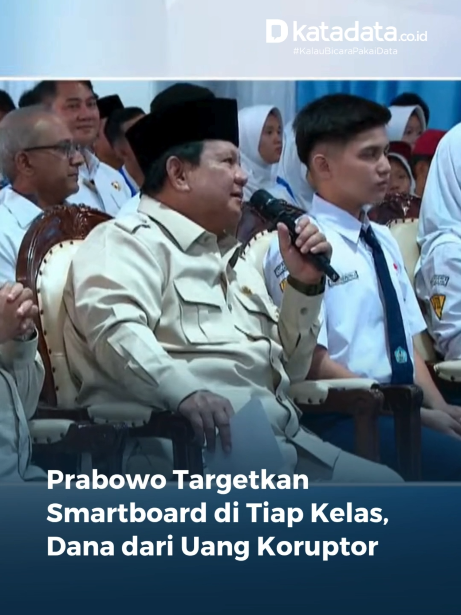 Presiden RI Prabowo Subianto memastikan setiap kelas di seluruh sekolah Indonesia bisa mendapatkan interactive flat panel (IFP) atau smartboard. 