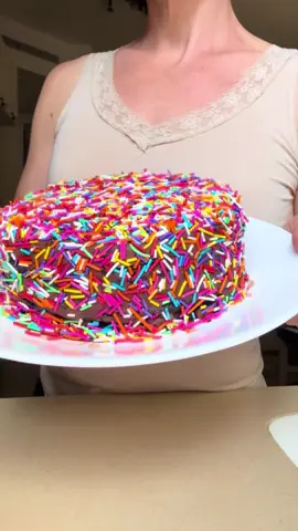 עוגה מרשימה ללא גלוטן זה בכלל לא קשה: עם התערובת לבראוניז של ״כרגיל״ אפשר להכין עוגה עסיסית ופאדג׳ית בליווי האבקה החדשה לקרם שוקולד אוורירי.  כל המוצרים ללא גלוטן ופרווה! . בשיתוף ממומן @eshbal.food