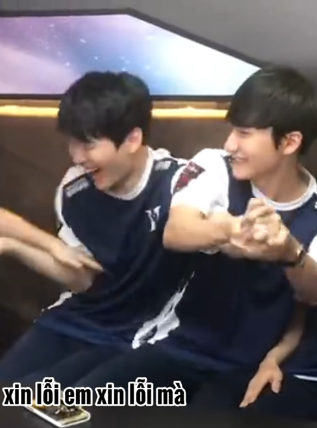 Cảnh này thật quen thuộc cũng là Peanut cũng là Rascal chỉ là thay anh đi top bằng anh Adc thôi 🤣  #Peanut #Rascal #Hanwangho #Kimkwanghee #Pray 