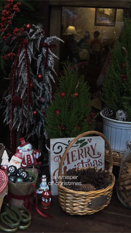 a whisper of christmas. #miamicaffe #caphe #cafe #chillvibes #reviewcafe #hiddencafe #vintage #coffeetime #coffeeholic #hanoi #hwydng 