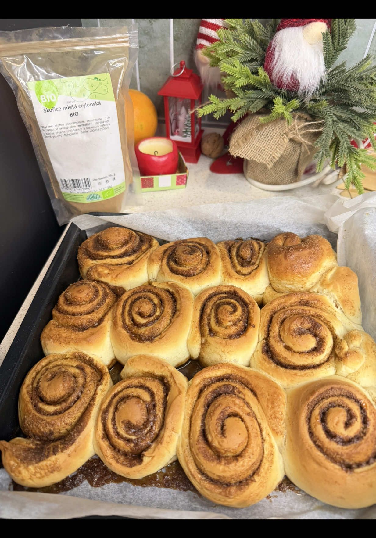CINNAMON ROLLS PUFOASE CU SCORȚIȘOARĂ CEYLON Ingrediente aluat: 	•	180 g lapte călduț 	•	2 lingurițe drojdie uscată 	•	40 g zahăr tos 	•	55 g unt moale (nu fierbinte) 	•	1 ou întreg + 1 gălbenuș 	•	360 g făină (cu min. 12% proteină) 	•	1 praf de sare Ingrediente umplutură: 	•	110 g zahăr brun 	•	1 lingură și ½ scorțișoară Ceylon bio (eu am folosit de la @grizly.ro ) 	•	Unt moale cât să ungi aluatul (aprox. 40–50 g) Ingrediente cremă: 	•	120 g brânză Philadelphia 	•	65 g zahăr pudră 	•	3 linguri unt la temperatura camerei 	•	Vanilie după gust Mod de preparare: 	1.	Într-un bol, amestecă laptele călduț cu drojdia și zahărul. Lasă câteva minute. 	2.	Adaugă untul moale, oul și gălbenușul și amestecă. 	3.	Încorporează făina și sarea. 	4.	Frământă 4 minute la mixer sau manual până ai un aluat elastic. 	5.	Pune aluatul într-un bol uns cu ulei, acoperă și lasă la dospit 1h30, până își dublează volumul. 	6.	Pentru umplutură, amestecă zahărul brun cu scorțișoara. 	7.	Întinde aluatul într-un dreptunghi, unge cu unt și presară amestecul de scorțișoară. Apasă ușor. 	8.	Rulează strâns și taie în 9 bucăți egale. 	9.	Așază în tavă, acoperă și lasă încă 45 min la crescut. 	10.	Coace la 180°C, 20–35 min, până devin aurii. 	11.	Pentru cremă, mixează toate ingredientele până devin pufoase. 	12.	Întinde crema peste rulourile calde. Păstrare: Se țin în frigider până la 5 zile. Se pot reîncălzi câteva secunde la microunde înainte de servire. Sau dacă faceți cantitate mai mare, le puteți congela și scoate când aveți invitați.  #cinnamonrolls #rulouricuScorțișoară #bakingathome #homemade #retetapasoipasi          