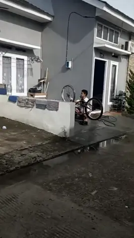 Dimandiin dulu walau orang nya belum mandi 🤭😂....