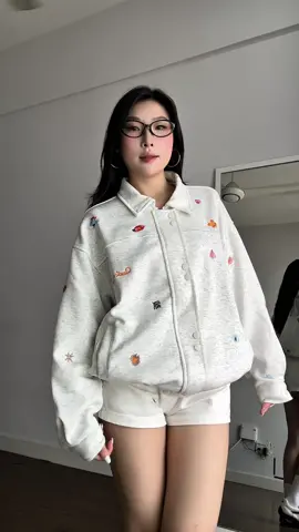 Áo khoác thêu form rộng mặc xinh lắm mấy mom #tuoihiriviu #aokhoacbomber #aokhoacformrong 