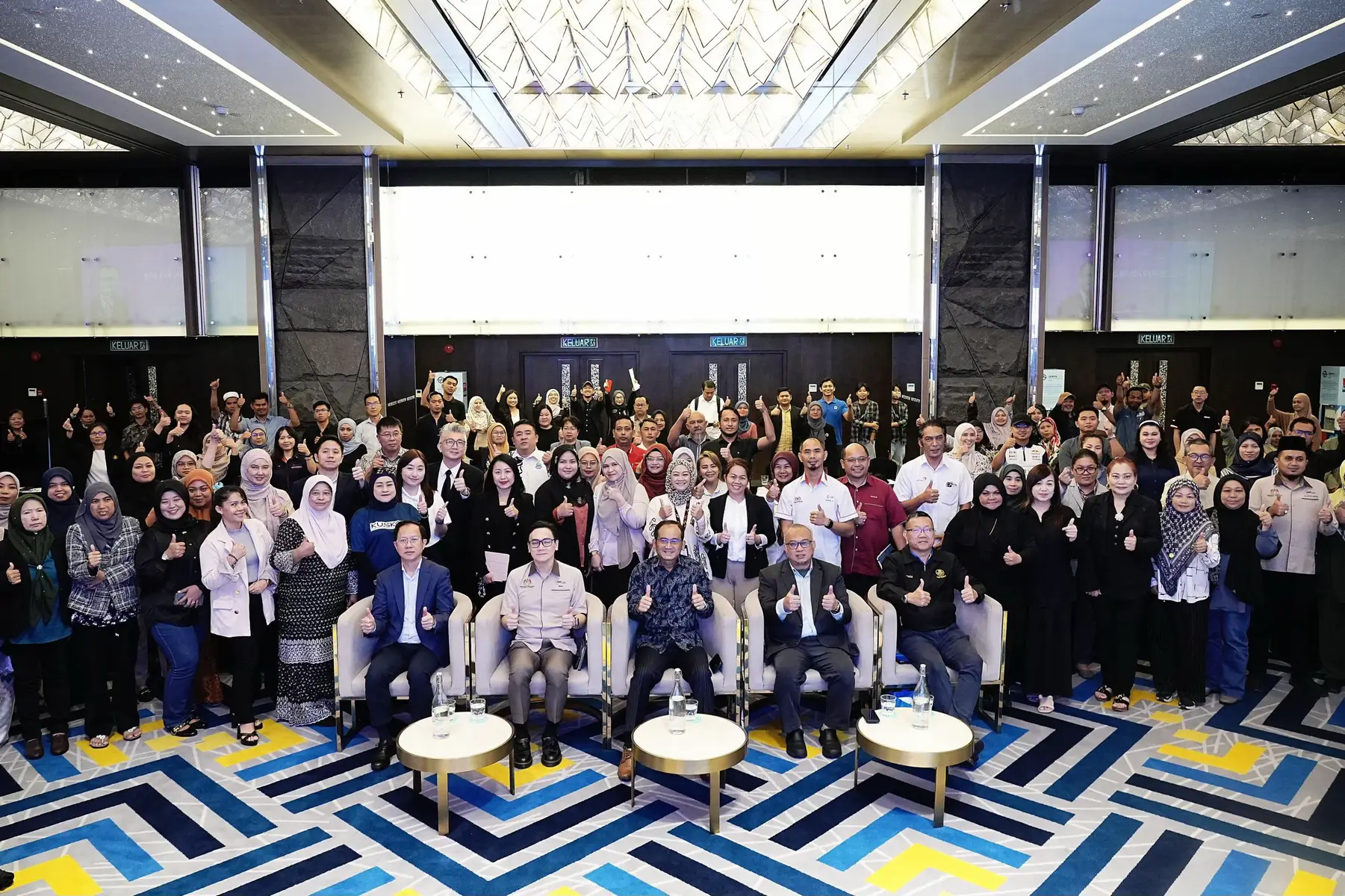 KUSKOP terus memperkukuh agenda pendigitalan PMKS bagi melonjakkan daya saing usahawan di negeri Sabah. Hari ini, YBhg. Dato’ Sri Khairul Dzaimee Daud, Ketua Setiausaha KUSKOP, merasmikan Seminar Peningkatan Skala Digital untuk PKS – Tech Up! Scale Up! yang menghimpunkan agensi, industri dan persatuan bagi memacu transformasi digital negara. Dengan sumbangan PMKS yang mewakili 96.1% pertubuhan perniagaan serta memacu 39.5% KDNK, pendigitalan menjadi kunci untuk memperluas pasaran, meningkatkan produktiviti dan membina ekosistem keusahawanan yang lebih berdaya tahan. Melalui program di bawah RMK-13, termasuk geran pendigitalan, pembangunan bakat teknologi serta pemacuan inovasi AI, Kerajaan komited menyokong usaha penskalaan PMKS ke arah mencapai sasaran 50% sumbangan KDNK menjelang 2030. KUSKOP — memacu PMKS Sabah menuju ekonomi digital yang lebih inklusif, kompetitif dan berimpak tinggi. #KUSKOP #TaatSetia #WeMakeItHappen #MADANIBekerja #DKN2030  