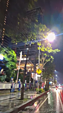 Surabaya selatan terpantau klebus.... jaga ksehatan ya rek....#citylights #citylightsurabaya #citylight #vibeshujan #surabayahujan 