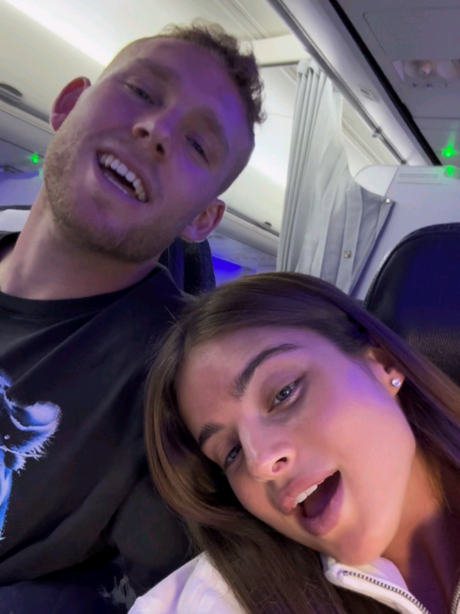 פוב את סופרת כל מטוס במטוס